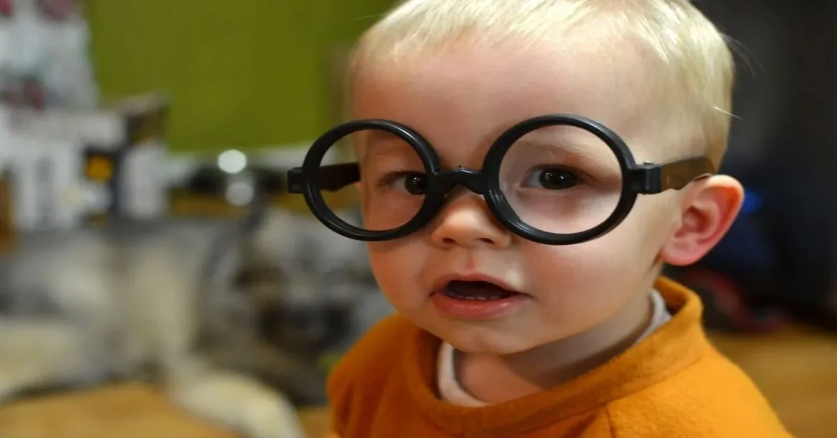 Mắt nhỏ đi do đeo kính cận có đúng không