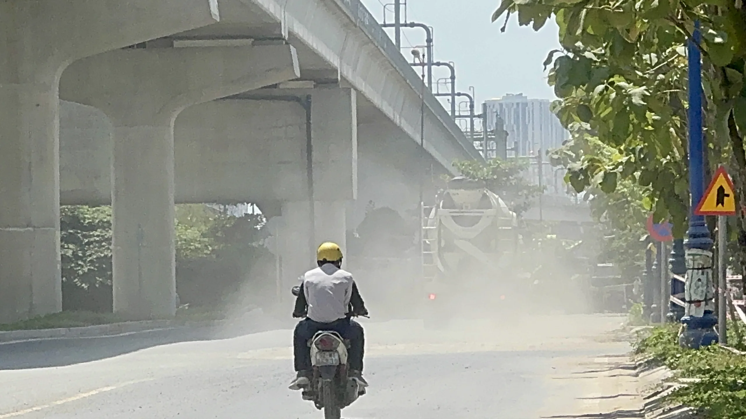 Mắt xốn sau khi đi đường bụi có phải dị vật giác mạc?